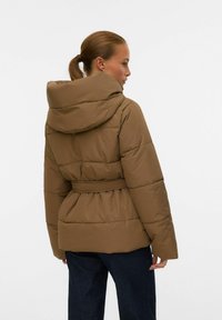 Brun pufferjakke med hætte, bælte i taljen og quiltet struktur. Viser et mellemlangt design med en glat finish og minimale detaljer.