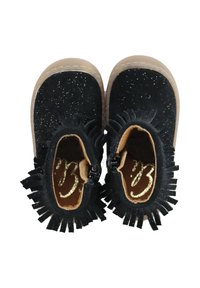 Las botas de tobillo de ante negro cuentan con un acabado brillante, acentos de flecos en el cuello y una suela de goma beige. Logotipo grabado en dorado en el interior.