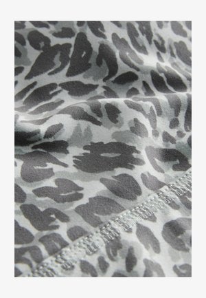 Siva tkanina z vzorcem črnega leoparda. Material ima gladko teksturo in šivane detajle ob robu.