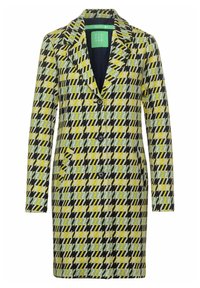Cappotto lungo a motivi con design a zig zag in giallo, verde e nero. Presenta un colletto con lembi, due tasche frontali e tre bottoni.