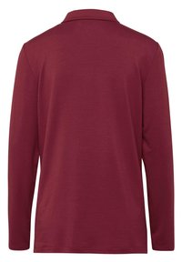 Langärmliges Poloshirt in dunkelrot. Weicher Stoff mit flachem Kragen und geradem Saum. Keine sichtbaren Logos oder Muster. Einfaches Design.
