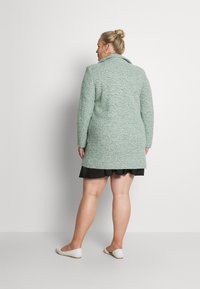 ONLY Carmakoma CARNEWSOPHIA - Casaco clássico - frosty green