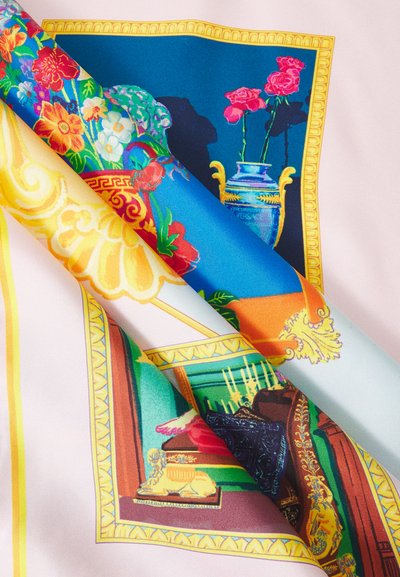 Seidenschal mit auffälligen floralen und vasenförmigen Designs in lebhaften Farben wie Blau, Pink und Gold, versehen mit aufwendigen Mustern und Texturen.