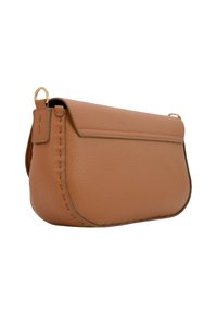 Brązowa skórzana torebka o zaokrąglonym kształcie, z klapką i złotymi akcentami. Teksturowana powierzchnia z dekoracyjnymi przeszyciami.