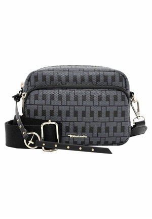 Mała prostokątna torba na ramię w czarno-szary wzór, z przednią kieszenią na zamek oraz regulowanym czarnym paskiem z klamrą w kolorze złotym.