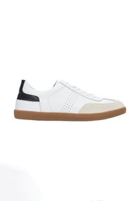 Białe sneakersy z szarym zamszowym czubkiem, czarnym akcentem na pięcie i perforowanymi bokami. Posiadają białe sznurówki i beżową gumową podeszwę.
