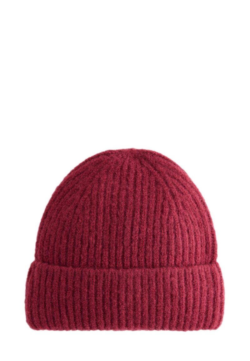 Burgunderrote Strickmütze mit gerippter Textur, ausgestattet mit einem aufgerollten Bündchen und einem abgerundeten Oberteil. Hergestellt aus weichem Wollmaterial.