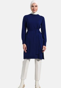 Modanisa SLIT DETAILED BELTED-REFKA CASUAL - Gebreide jurk - navy blue