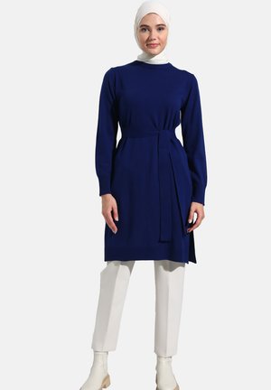 Modanisa SLIT DETAILED BELTED-REFKA CASUAL - Jumper dress - navy blue