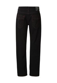 Černé džínové kalhoty s červeným kontrastním šitím, pětikapsový design a jedinečné vyšívané zadní kapsy. Cedulka je viditelná v pase.