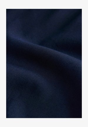 Tepătură de un albastru închis, cu o textură netedă și un luciu subtil, prezentând plieri fine care indică un material ușor și flexibil.