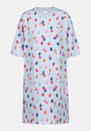 T-shirt bleu surdimensionné à manches courtes présentant un motif de macarons colorés, contrastant avec de légères rayures verticales dans le tissu.