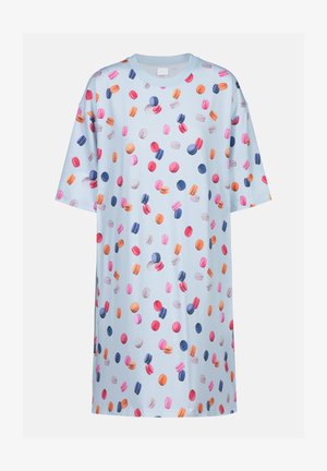 Blauwe oversized t-shirt met korte mouwen, voorzien van een patroon van kleurrijke macarons, in contrast met subtiele verticale strepen in de stof.