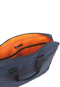 Bolso mensajero azul marino hecho de tela duradera, con un interior naranja. Incluye correas negras y detalles de costura en contraste.