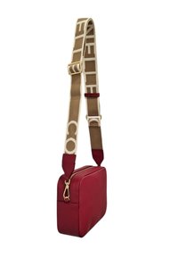 Borsa a tracolla rossa in pelle con forma rettangolare, hardware dorato e una tracolla beige a motivo. Chiusura superiore con cerniera.