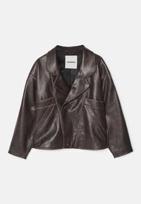 Braune Lederjacke mit schmalem Kragen, asymmetrischem Knopfverschluss und auffälligen seitlichen Taschen. Verfügt über kontrastierende Nähte.