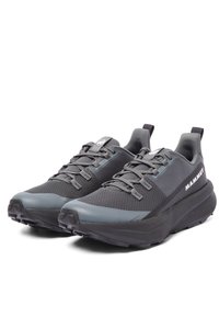 Svarta och grå atletiska skor med en strukturerad mesh-övre, tjock gummisula och integrerat snörningssystem. Har logotypdetalj på sidan.