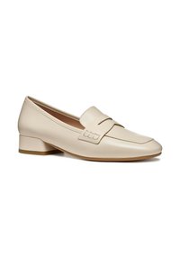 Mocassini in pelle artificiale beige con punta rotonda e tacco a blocco piccolo. Presentano una fascia decorativa e dettagli di cucitura sulla parte superiore.