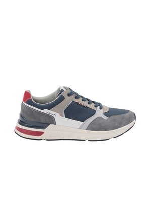 Zapatillas casuales para hombre en gris, azul marino, blanco y rojo, con materiales mixtos y cierre de cordones, mostradas en perfil lateral sobre un fondo blanco.