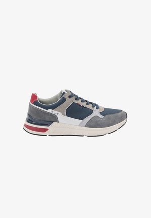 Zapatillas casuales para hombre en gris, azul marino, blanco y rojo, con materiales mixtos y cierre de cordones, mostradas en perfil lateral sobre un fondo blanco.