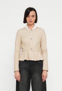 Μπεζ σακάκι πεπλούμ με λευκό γιακά, διακοσμημένο με ασημένια κουμπιά και εφαρμοστή σχεδίαση. Ομαλή υφή με μακριά μανίκια και ραμμένη σιλουέτα.