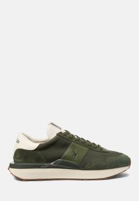 Zapatillas de ante verde y malla con suela acolchada, parte delantera con cordones y acentos en beige que contrastan, además de detalles del logotipo en el lateral.