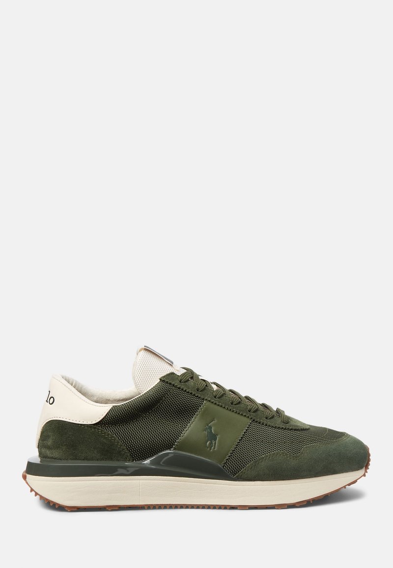 Zapatillas de ante verde y malla con suela acolchada, parte delantera con cordones y acentos en beige que contrastan, además de detalles del logotipo en el lateral.