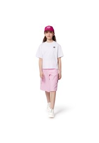 Camiseta blanca de manga corta con un gráfico negro, pantalones cortos tipo cargo en rosa claro y una gorra de béisbol rosa con un logo blanco, combinados con zapatillas blancas.