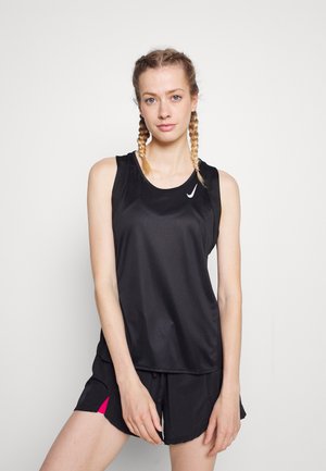 Top atlético negro sin mangas con cuello redondo y logo en el pecho, combinado con pantalones cortos negros con acentos rosas y aberturas laterales.