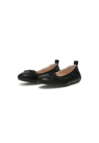 Ballerine in pelle nera con punta rotonda, dettagli a fiocco sulla parte anteriore e una suola in gomma bassa e flessibile. Rivestimento interno morbido.