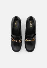 Mocassins en cuir noir avec chaîne dorée et détail en perles à l'avant, bout carré, et branding « RAID » sur la semelle intérieure.