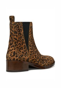 Botas de tobillo de ante con estampado de leopardo, con laterales elásticos, puntera redondeada y un bajo tacón de madera marrón. Superficie texturizada y construcción robusta.