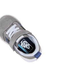 Sneaker in camoscio grigio con lacci bianchi, accenti blu e logo Vans Ultracush visibile all'interno. Design con punta arrotondata e caviglia imbottita.