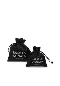 Dve čierne saténové vaky na šnúrku s textom "Rafaela Donata Milano" v bielej farbe. Jeden vak je mierne väčší ako druhý.
