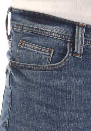 Vaqueros de denim con un lavado azul oscuro, diseño de cinco bolsillos, costuras visibles y un acabado texturizado con un pequeño detalle en el bolsillo trasero.