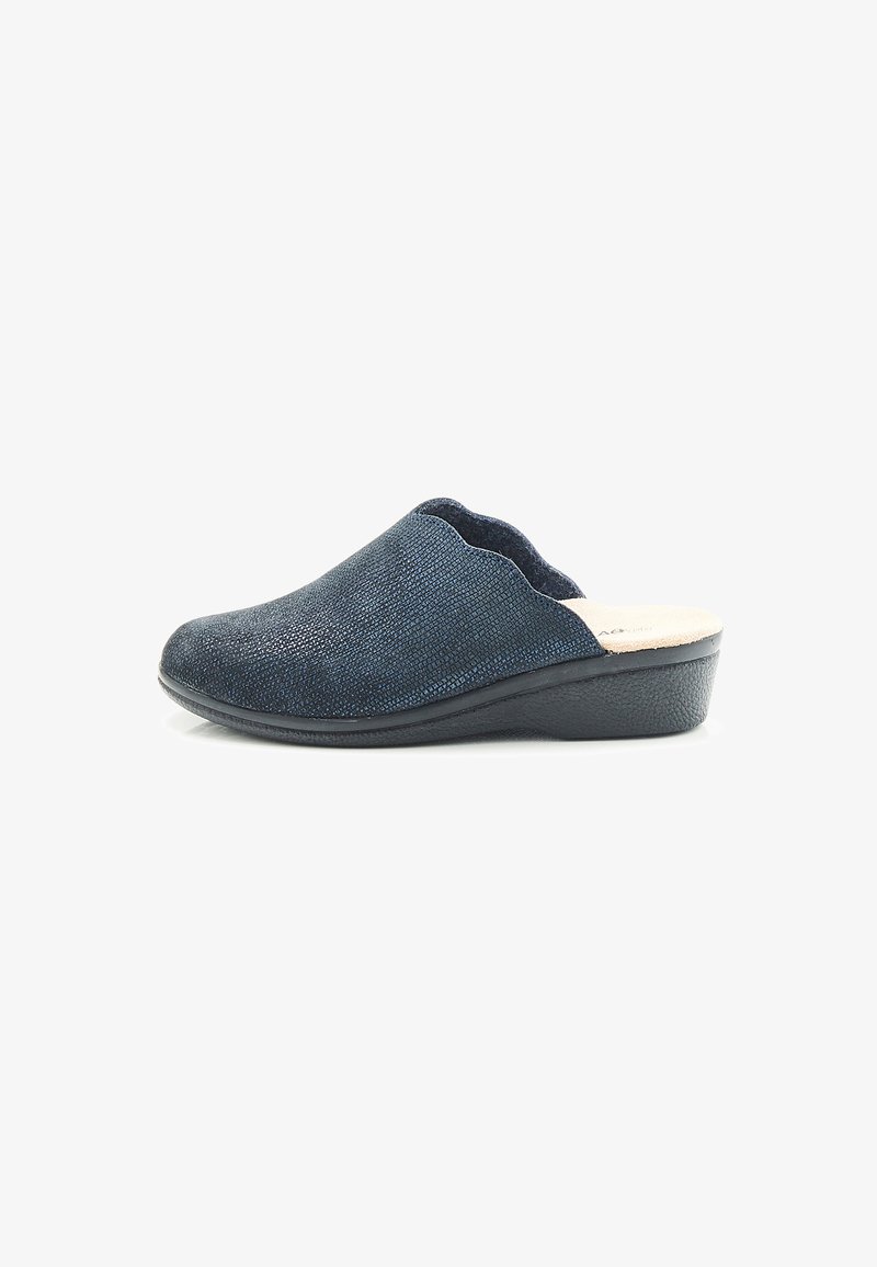Comodo zoccolo blu navy con tomaia texturizzata, design curvo e tacco a zeppa nera basso. Interno morbido e traspirante.