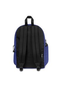 Ryggsäck med en blå och svart design, justerbara remmar, hållbart tyg, ett framfack med dragkedja och en vattenflaskhållare på sidan.