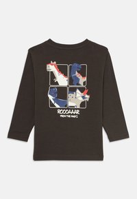 Dunkelblaues Langarmshirt mit vier Cartoon-Dinosaurier-Panels in Blau und Beige, roten Stacheln und dem Text "ROOOAAAR FROM THE PAST!" auf dem Rücken.