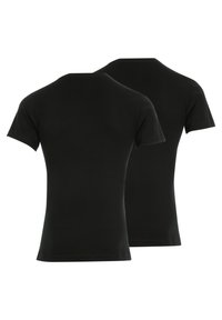 Des t-shirts noirs à manches courtes, fabriqués en coton, présentent un col rond, une coupe ajustée et des coutures plates, exposés dos à dos.