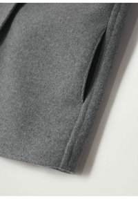 Grau gefilzter Stoff mit glatter Textur, ausgestattet mit einer seitlichen Nahtöffnung. Das Design ist einfach und modern, mit klaren Linien.