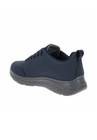 Scarpa sportiva blu navy con tomaia in mesh, punta rotonda, sei asole e suola grigia testurizzata per aderenza e flessibilità. Include un'etichetta sul tallone posteriore.