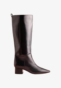 Selezionato, black leather