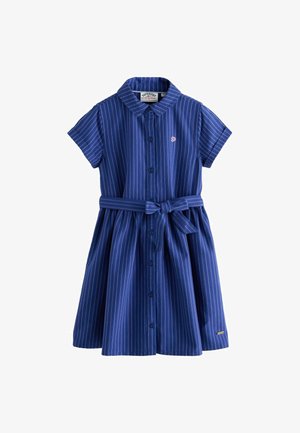 Robe bleu marine à manches courtes avec fines rayures blanches, boutonnée sur le devant, col, ceinture à la taille et broderie du logo sur la poitrine gauche.