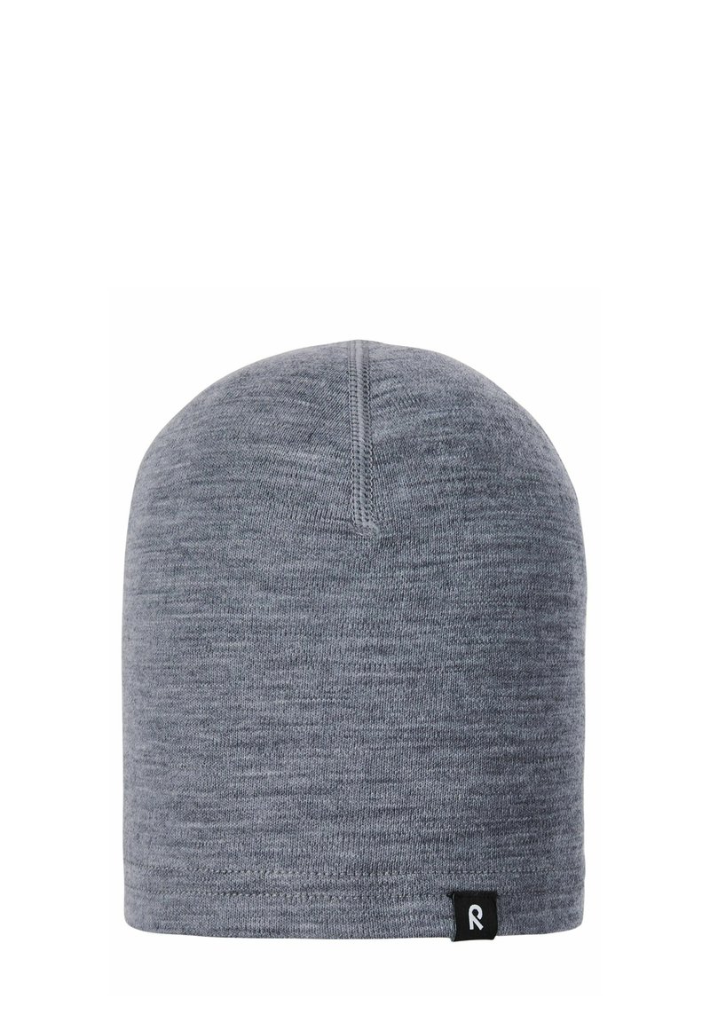 Berretto di lana grigia lavorato a maglia, realizzato in materiale morbido e elastico, con una forma arrotondata e un piccolo etichetta nera sul bordo.
