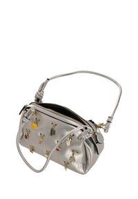 Geantă de mână metalică argintie cu finisaj texturat, prevăzută cu diverse talismane decorative și o manșetă scurtă, reglabilă. Deschidere cu fermoar în partea de sus.