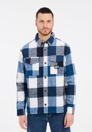 Blauw-wit geruit flanellen overhemd met een ruitpatroon, knoopsluiting, twee borstzakken en een zachte textuur.