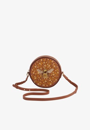 Ümmargune, pruun nahkristcrossbody kott, millel on lilleline mesilase tikand. Omab põimitud rihma, luku sulgemist ning keerulisi kuld- ja beežide detailidega aktsente.