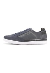 Granatowe sneakersy wykonane z połączenia materiałów kanvasowych i zamszowych, z okrągłym noskiem, białą podeszwą, kontrastowymi szwami i teksturowanymi akcentami po bokach.