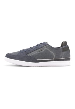 Granatowe sneakersy wykonane z połączenia materiałów kanvasowych i zamszowych, z okrągłym noskiem, białą podeszwą, kontrastowymi szwami i teksturowanymi akcentami po bokach.