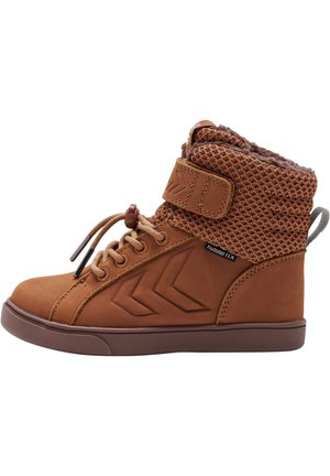 Baskets montantes marron avec col rembourré en maille, sangle velcro, lacets et languette, marquées avec une étiquette hummel TEX sur le côté.